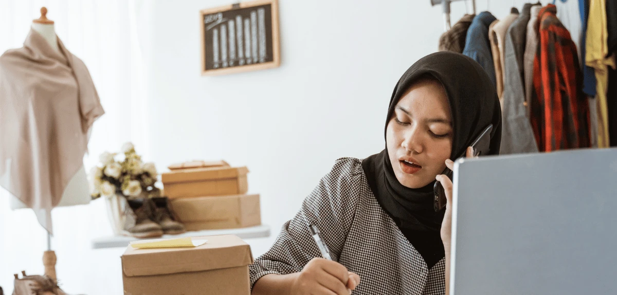 seseorang sedang melakukan transaksi dropship